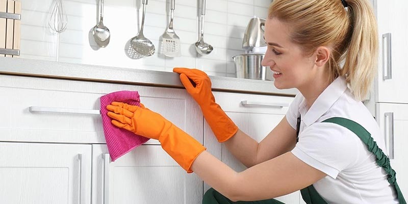 تصویری از چطور کابینت هایگلاس را تمیز کنیم؟