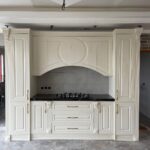 نمونه کار کابینت سفید با دستگیره طلایی