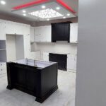 نمونه کار کابینت سفید با جزیره مشکی