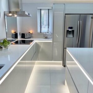 کابینت هایگلاس سفید